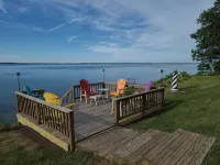 Room on river with sunset views and private beach! - de charme