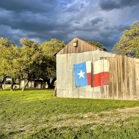Private, Cabin with Endless Hill Country Views. Horse & Dog Friendly!