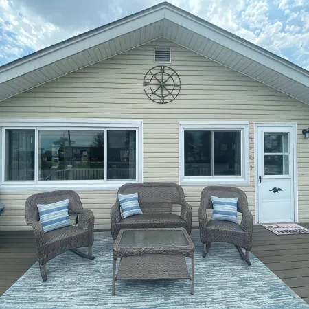 Cozy cottage with lake view! 20 min from Cedar Point, Kalahari, & Sports Force!