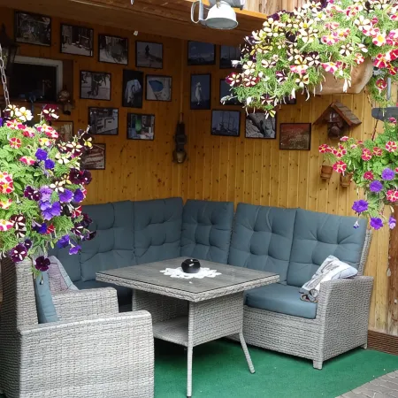Vacation Apartment for up to 6 People with Sunny Courtyard, Garden and Pool