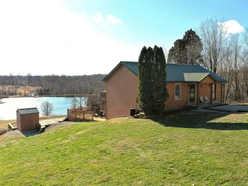 Quiet, Cozy Paoli Cabin Overlooking a Nice Pond - Chalets