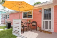 Couples love this sweet thing, just a block to the beach - 4-Star