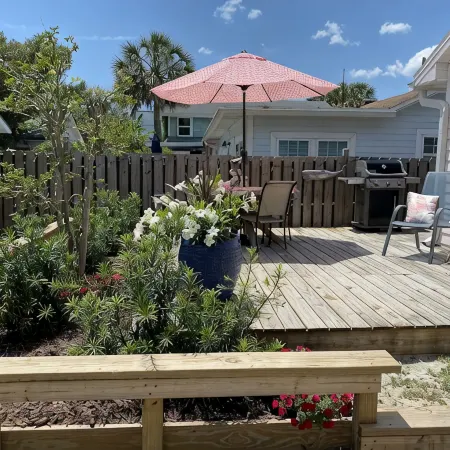 The Whale - Free Pet Beachside Cottage!