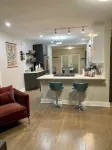 Charming 3-bedroom 2-bathroom loft in Oak Park - Wi-Fi