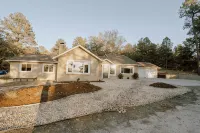 Tranquil Forest Retreat: Designer 4-Bedroom Ranch with Hot Tub & Firepit - 4-Star