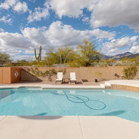 Mtn views, pool, hot tub, fire pit / 2 King suites / game room / modern & luxe