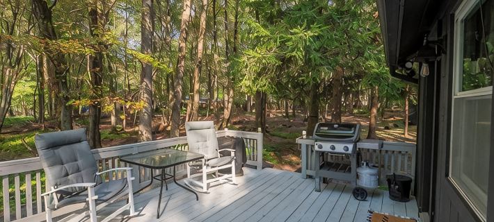 Cozy 2-bedroom cabin located in the heart of the Poconos! Hotels in Penn Forest Township