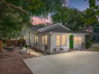 Charming Three Bedroom One Bath Bungalow Located n Dixieland Historic District - 3 stjerner