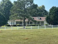 Beautiful family-sized retreat near Troy University. Large Porch & Cozy Patio! - 3-Star