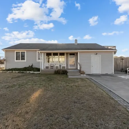 3 Bedroom, 2 Full Baths. Steps to Beach!