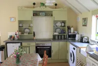 2 bedroom cottage, with far reaching views of the garden and open countryside. - Wifi