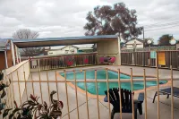 Highway Inn Motel - parking