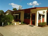 Wagon Wheel Motel & Units - parking