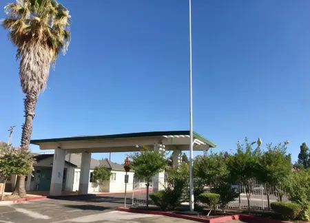 Sunrise Inn Отели рядом с достопримечательностью «Stanislaus County Fairgrounds & Event Center»