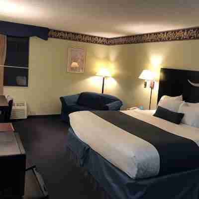 Days Inn & Suites by Wyndham Youngstown / Girard Ohio Rooms