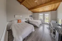 The Iona Heights Inn Hotels in Victoria County