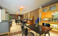 Lunara Home Living by Daphna Management (formerly Aveon Express Yogyakarta) - breakfast