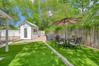 Charming Cottage Near Main with Patio&FirePit!! Hotels near The Texas Silver Rush