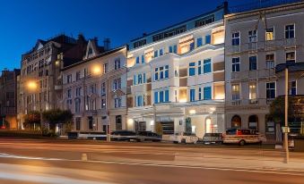 1. Hotel Vi..