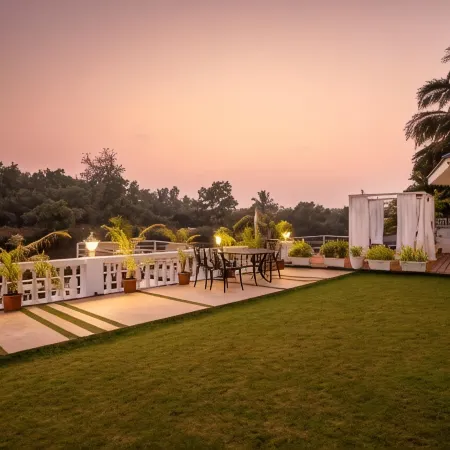 Stone Wood Riverfront Resort, Siolim