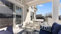 Beautiful new home, professionally decorated with pool close to town and beach