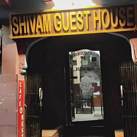 Shivam Guest House Отели рядом с достопримечательностью «Башня с часами Ghanta Ghar»