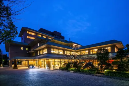 KKR Hotel Kumamoto Отели рядом со станцией JR Sojodaigakumae Station