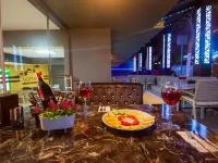 Moonbow Beach Hotel Hotel dekat Pantai Cleopatra