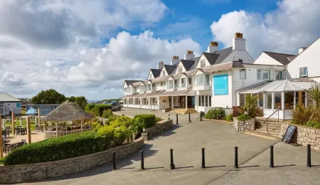 Trearddur Bay Hotel Отели рядом с достопримечательностью «Porth Dafarch»