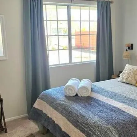2' to downtown, 10' to JT park, King bed, game room, arcade, firepit, hammocks
