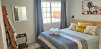 2' to downtown, 10' to JT park, King bed, game room, arcade, firepit, hammocks