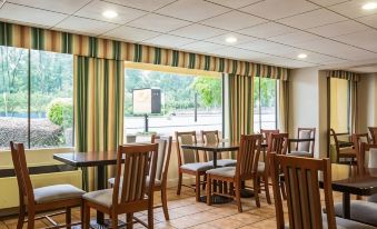 Econo Lodge Inn & Suites at Fort Moore