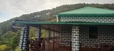 White Hills Cottage Отели рядом с достопримечательностью «Golu Devta temple»