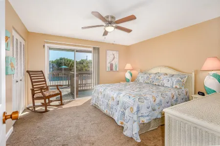 Inviting Seaside Haven with Private Garage & Full Kitchen Отели рядом с достопримечательностью «Sugar Mill Country Club»