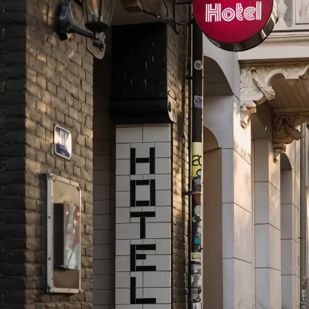 BackStage Hotel Отели рядом с достопримечательностью «Плавучий дом-музей»