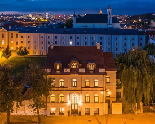 月亮花園藝術飯店 維爾紐斯火車站（Vilnius Train Station）附近的飯店