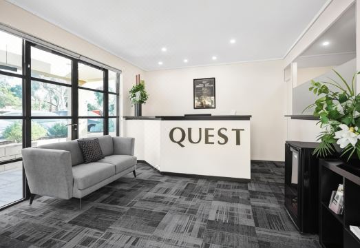 퀘스트 내러 워렌 거실