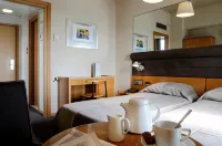 Maniatis Hotel Hotels near The Camera Museum – Takis Aivalis