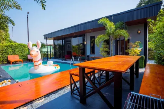 Khongdonat Premium Pool Villa Hotels near Wat U Thong