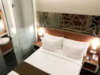 Life Hotel Mayjend Sungkono