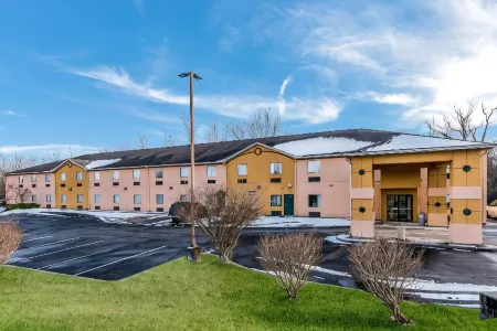 Suburban Studios Mason Hwy 42 Отели рядом с достопримечательностью «Lm&M Railroad»