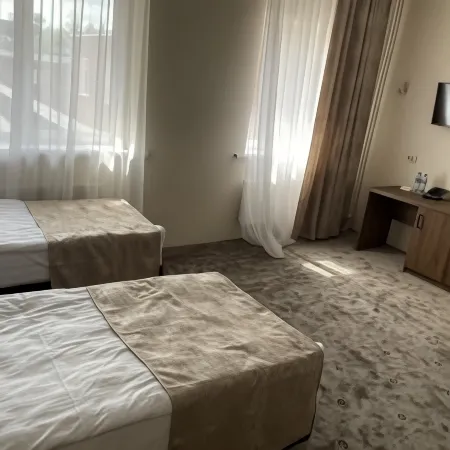 Корона Отели рядом с достопримечательностью «Музыка и время»