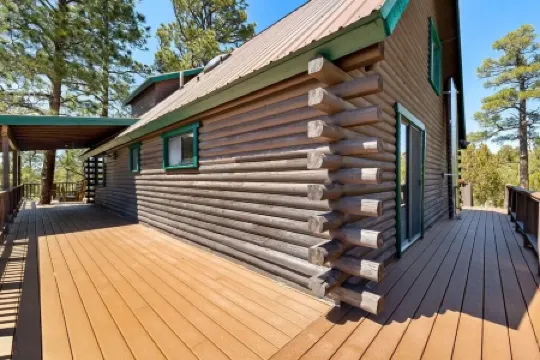 The Treehouse a 4-bedroom log cabin on 3 acres in Heber-Overgaard