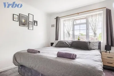 Luxury Apartment For Short Lets and Serviced Accommodation Epsom with Parking Hotel in zona Stoneleigh