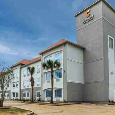 La Quinta Inn & Suites by Wyndham New Iberia Hotel Exterior