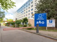a&o Berlin Kolumbus Отели рядом с достопримечательностью «Ледовая арена Wellblechpalast»