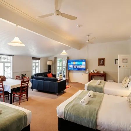 Maleny Hotel Отели в г. Малени