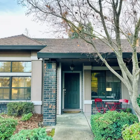 Charming 3-bedroom bungalow with WiFi and AC in delightful Folsom