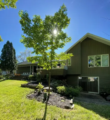 Torch Lake 5Br/3BA - Huge Yard with Lake Views - 4 stjerner