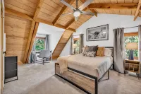 Wooded 3BR Luxury Cabin, Close to City & Nature - Hytter